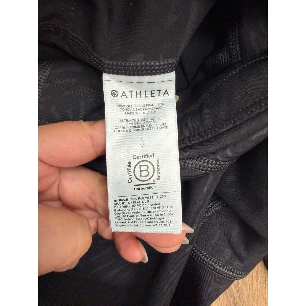 Athleta Ultimate Stash Pocket Embossed‎ Capri Leggings Black Zebra Print L
